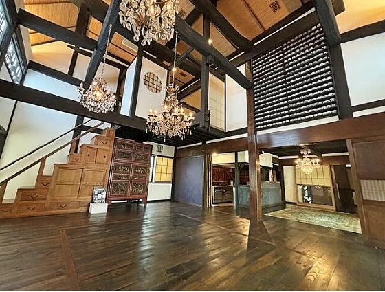 ひえー!代々木上原に建つ、江戸末期の民家を移築再生した戸建てが賃貸で......!!しかも家の中を「諏訪の御柱」が貫いている......!?!?キッチンは5口ガスコンロで石造りのカウンターも見えるし、全てが只々すごい......規格外...... 