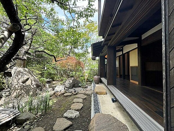「ひえー!代々木上原に建つ、江戸末期の民家を移築再生した戸建て......!!しか」|戸田江美 / デザイナー大家のイラスト