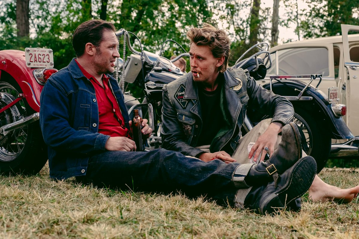 cinemusart's tweet photo. فیلم #TheBikeriders/ جف نیکولز/ 2023
ظهور و سقوط گعده ای از موتورسواران بی قانون دهه 60 آمریکا با الهام از واقعیت 
روایتی آشفته و شلوغ و ابتر اما جزئیات دقیق و فضاسازی خوب
بازی ها قابل قبول، جودی کومر قابل قبول تر
حیف که بی قیدی کاراکترها به ساختار فیلم نفوذ کرده https://t.co/jFhNARN959