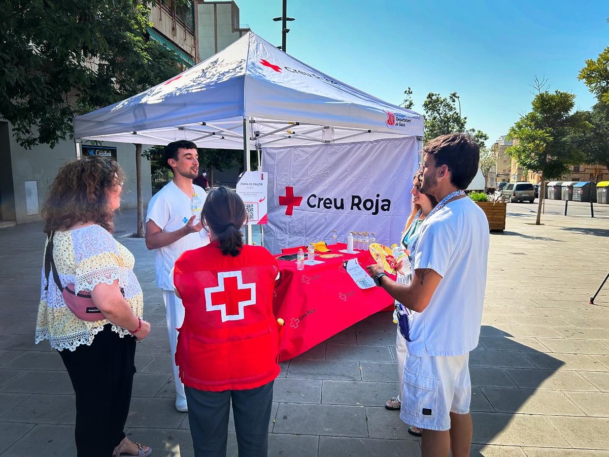 jsolores's tweet photo. Bon dia, avui dins del projecte de salut de la @creurojalh i en combinació amb el #capflorida i #salutlhospitalet hem posat una carpa informativa “Em guàrdia contra la calor” per informar i aconsellar sobre els efectes de la calor fonamentalment en les persones més vulnerables https://t.co/10JgLe2hId