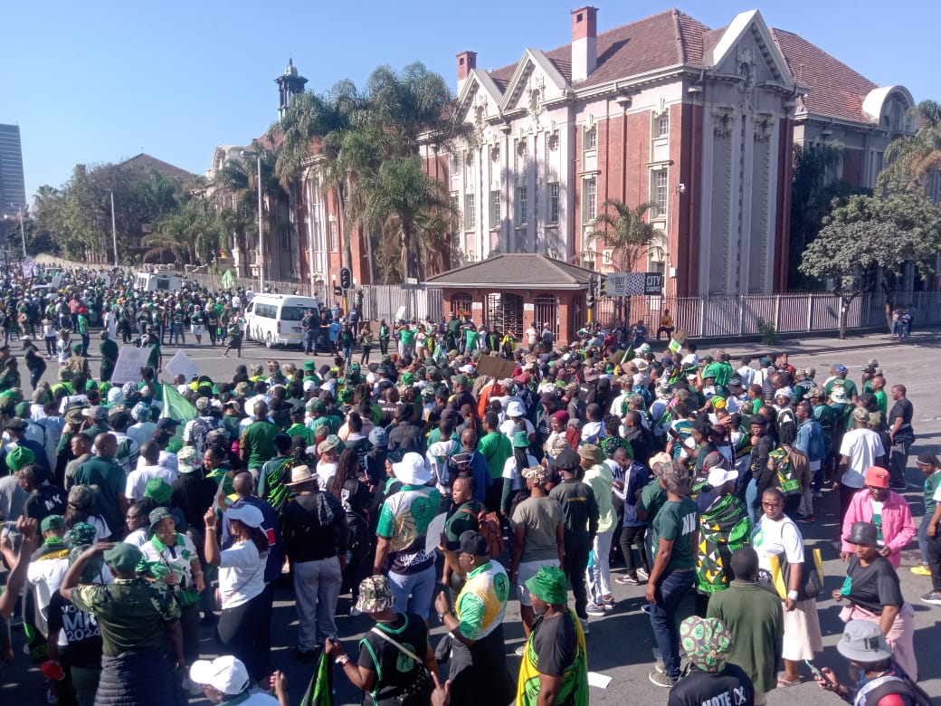 busiswa_buciie's tweet photo. Corrupt @IECSouthAfrica leaders stole our future by allowing themselves to be captured by America. We cannot allow this injustice to go unpunished. We are going to fight. 🖤💚✊🏾✊🏾
#LalaNgoxolo Lindiwe Zulu The EFF Goolam Dali SAPS Julius Transnet Afrikaans SABC ANC of Ramaphosa https://t.co/hHoA9Luyws
