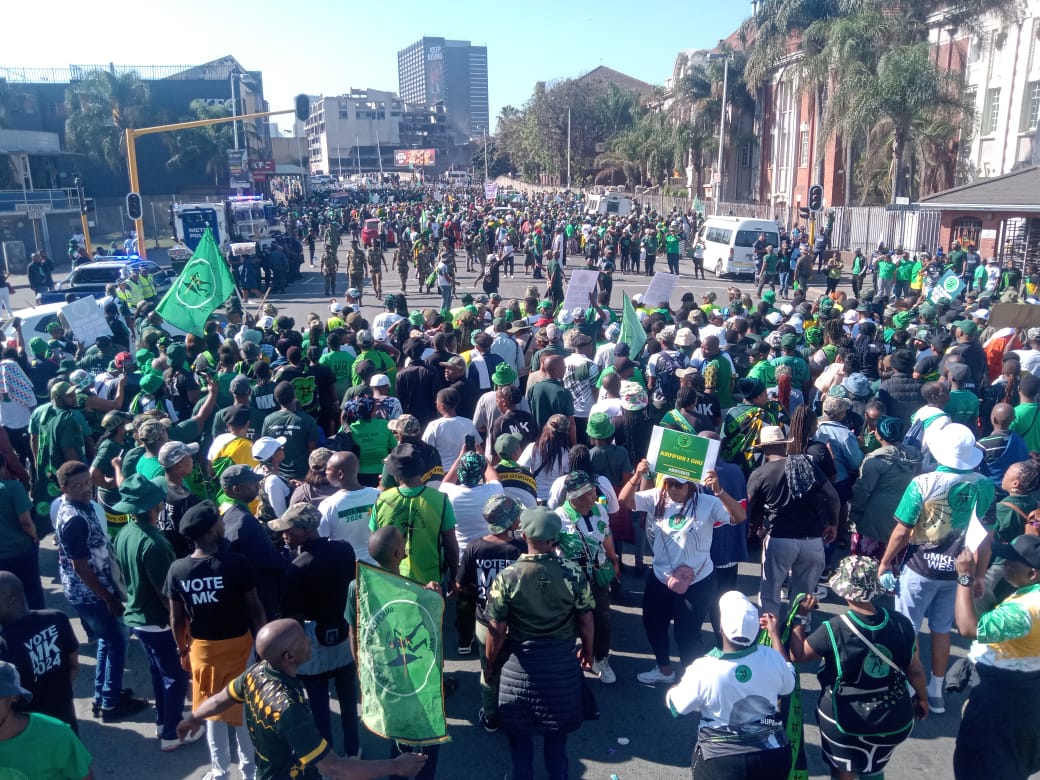busiswa_buciie's tweet photo. Corrupt @IECSouthAfrica leaders stole our future by allowing themselves to be captured by America. We cannot allow this injustice to go unpunished. We are going to fight. 🖤💚✊🏾✊🏾
#LalaNgoxolo Lindiwe Zulu The EFF Goolam Dali SAPS Julius Transnet Afrikaans SABC ANC of Ramaphosa https://t.co/hHoA9Luyws