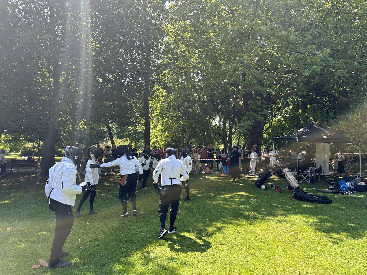 festivalcelsius's tweet photo. Es imposible pasar por el Parque de Ferrera y no sumarse a las clases y exhibiciones de la Escuela Asturiana de Esgrima Antigua en el #celsius2024, y si no que se lo digan a Fonda Lee, Karen Lord y Espen Aukan https://t.co/yLf3oUBOIS