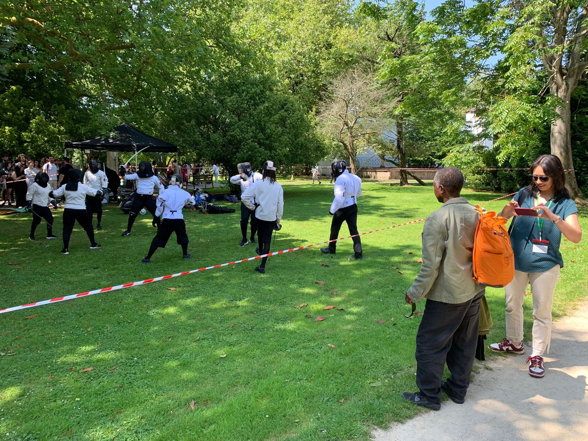 Es imposible pasar por el Parque de Ferrera y no sumarse a las clases y exhibiciones de la Escuela Asturiana de Esgrima Antigua en el #celsius2024, y si no que se lo digan a Fonda Lee, Karen Lord y Espen Aukan