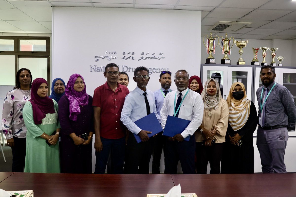 NDA_MV's tweet photo. އެންޑީއޭއާއި، ގދ.ތިނަދޫ ގިރިންދާ ޖަމްޢިއްޔާއާއި ދެމެދު މިއަދު ވަނީ އެމްއޯޔޫއެއްގައި ސޮއިކުރެވިފައި. 
ގިރިންދާއަކީ މަސްތުވާތަކެއްޗާއި ދެކޮޅަށް އެންޑީއޭއާއި ގުޅިގެން ގދ. ތިނަދޫއާއި، ހުވަދު އަތޮޅުގައި ނަމޫނާ މަސައްކަތްކުރަމުންދާ ޖަމްޢިއްޔާއެއް.. https://t.co/M23KMmfmjF