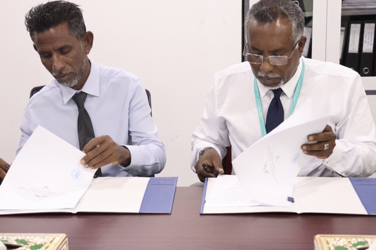NDA_MV's tweet photo. އެންޑީއޭއާއި، ގދ.ތިނަދޫ ގިރިންދާ ޖަމްޢިއްޔާއާއި ދެމެދު މިއަދު ވަނީ އެމްއޯޔޫއެއްގައި ސޮއިކުރެވިފައި. 
ގިރިންދާއަކީ މަސްތުވާތަކެއްޗާއި ދެކޮޅަށް އެންޑީއޭއާއި ގުޅިގެން ގދ. ތިނަދޫއާއި، ހުވަދު އަތޮޅުގައި ނަމޫނާ މަސައްކަތްކުރަމުންދާ ޖަމްޢިއްޔާއެއް.. https://t.co/M23KMmfmjF
