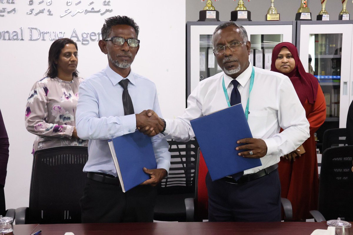 NDA_MV's tweet photo. އެންޑީއޭއާއި، ގދ.ތިނަދޫ ގިރިންދާ ޖަމްޢިއްޔާއާއި ދެމެދު މިއަދު ވަނީ އެމްއޯޔޫއެއްގައި ސޮއިކުރެވިފައި. 
ގިރިންދާއަކީ މަސްތުވާތަކެއްޗާއި ދެކޮޅަށް އެންޑީއޭއާއި ގުޅިގެން ގދ. ތިނަދޫއާއި، ހުވަދު އަތޮޅުގައި ނަމޫނާ މަސައްކަތްކުރަމުންދާ ޖަމްޢިއްޔާއެއް.. https://t.co/M23KMmfmjF