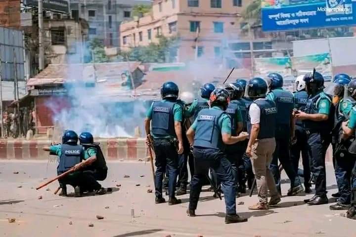 ShantoDey4672's tweet photo. It is not good.
Not good brother. Very bad condition.
Now this situation is in the area adjacent to the Nathullabad bus terminalterminal.
17 July 2024 At 03:50 PM
#Save_Bangladeshi_students
#ProjectNightfall
#QuotaReformProtestPlease
#কোটাসংস্কারচাই
#bangladeshquothamovement https://t.co/uF3cdhHzOf