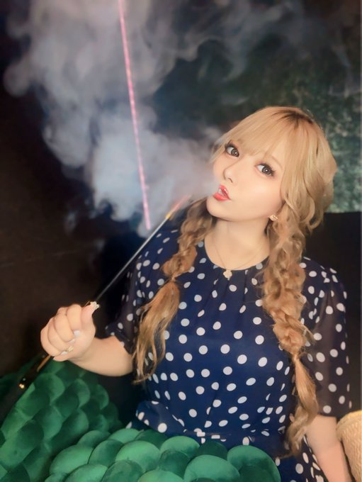 撮影場所がオシャレなシーシャバーで シーシャも出てきて至れり尽くせりだった☺️❤️  タバコは吸えないしわりと苦手なんだけど、シーシャはいけます🤩 https://t.co/m5yoL4yyg8