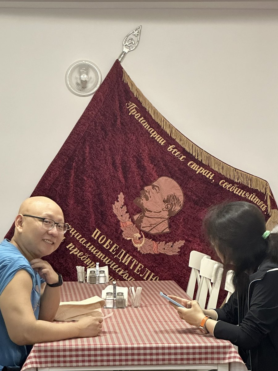 Был в чебуречной «Серп и молот» в центре. Нормальное хрючево, чебурек вкусный. Интерьер бы оценил <a href="/vasch/">Zeka</a>