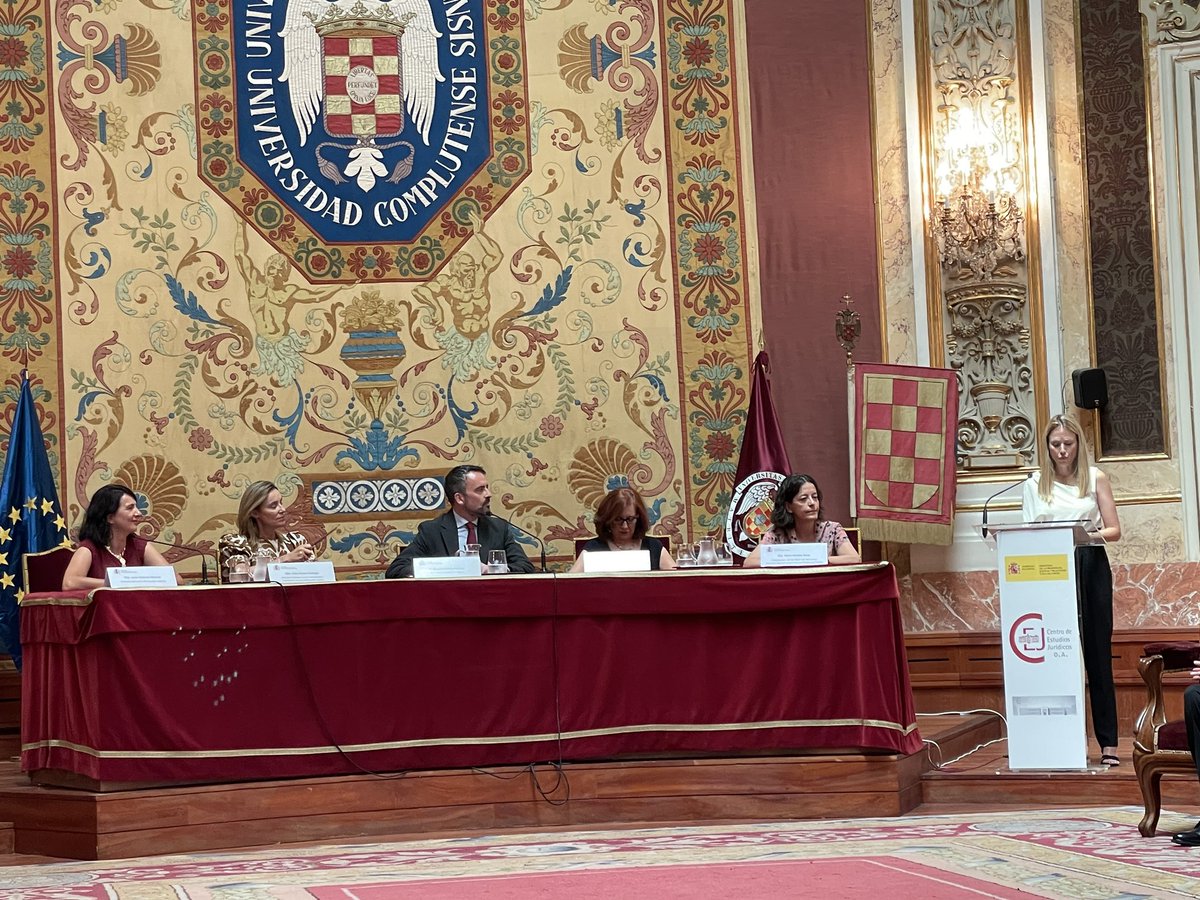 cejmjusticia's tweet photo. 📄🤗Continuamos con la entrega de Títulos a toda la 31ª Promoción del Cuerpo de Médicos Forenses y el discurso de María, la alumna representante de esta promoción https://t.co/7MWWu57RnA
