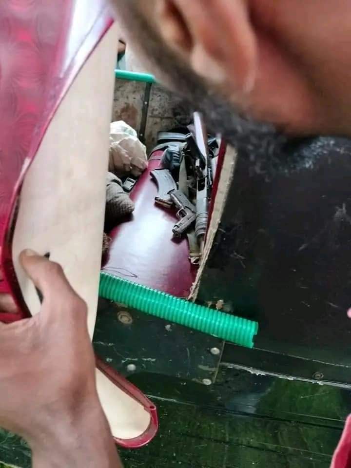 Hattori_nongshA's tweet photo. #KukiWarCrimes
2 #Kuki_Chin_Hmar_Terrorists were arrested in Cachar district of #Assam with illegal arms,attempting to transport them on a local passenger vehicle! When these #KukiNarcoTerrorists were detained for inspection,one tried to flee but was apprehended by #Assam police! https://t.co/2p2096VF9u