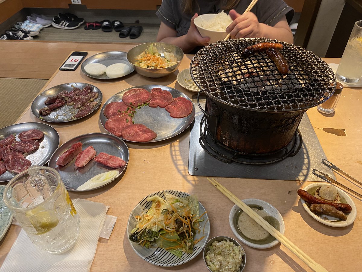Matchan0918's tweet photo. 今日は記念日なので
女房とホルモン三昧！

記念日だからフレンチだとかイタリアンなんて柄じゃないので😝

去年までは一泊旅行が基本でしたが今年はワンコ🐶が４匹生まれたので
旅行は断念😂

3月に生まれたワンコ達も元気に
大きくなってます😍 https://t.co/aa6xPdVVSE