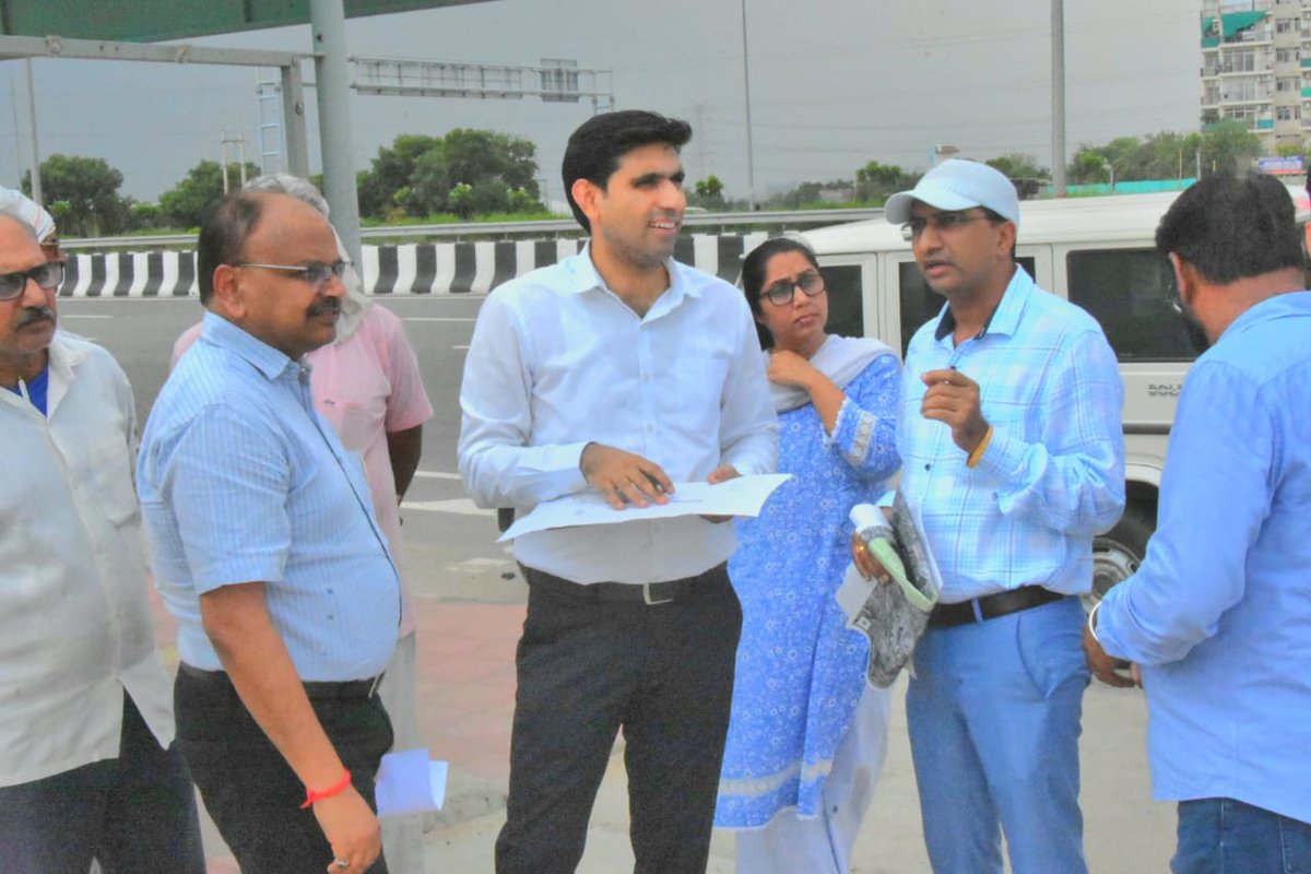 diprogurugram1's tweet image. #SiteVisit डीसी श्री निशांत कुमार यादव ने आज सीही गांव में प्रस्तावित आईएसबीटी की चिन्हित लैंड साइट का निरीक्षण कर राजस्व अधिकारियों को दिए आवश्यक दिशा निर्देश

#ISBT के लिए चिन्हित 15 एकड़ लैंड का अगले दो दिनों के भीतर नक्शा तैयार करे राजस्व विभाग : डीसी

#PPP एचएसआईडीसी व