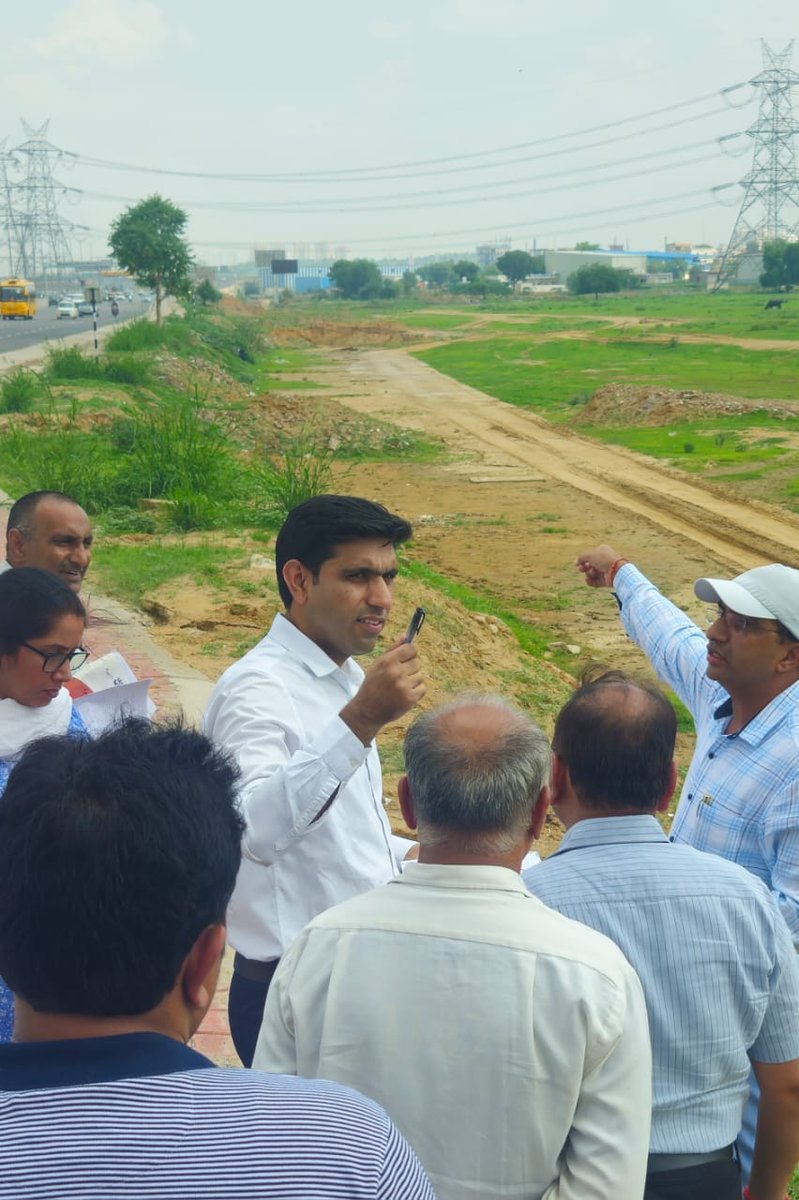 diprogurugram1's tweet image. #SiteVisit डीसी श्री निशांत कुमार यादव ने आज सीही गांव में प्रस्तावित आईएसबीटी की चिन्हित लैंड साइट का निरीक्षण कर राजस्व अधिकारियों को दिए आवश्यक दिशा निर्देश

#ISBT के लिए चिन्हित 15 एकड़ लैंड का अगले दो दिनों के भीतर नक्शा तैयार करे राजस्व विभाग : डीसी

#PPP एचएसआईडीसी व