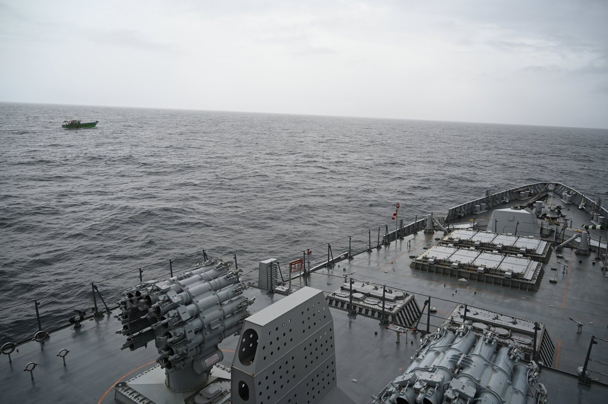 IN_WNC's tweet image. Responding swiftly to a distress call from Fishing Vessel Aashini on the night of 16/17 Jul, #INSImphal mission deployed in the Arabian Sea provided critical assistance - repairing the FV's damaged engine and hull.
@SpokespersonMoD
@HQ_IDS_India
@indiannavy
@IndiannavyMedia