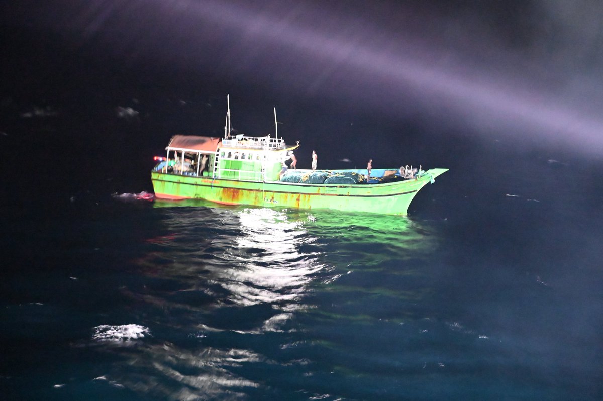 IN_WNC's tweet image. Responding swiftly to a distress call from Fishing Vessel Aashini on the night of 16/17 Jul, #INSImphal mission deployed in the Arabian Sea provided critical assistance - repairing the FV's damaged engine and hull.
@SpokespersonMoD
@HQ_IDS_India
@indiannavy
@IndiannavyMedia