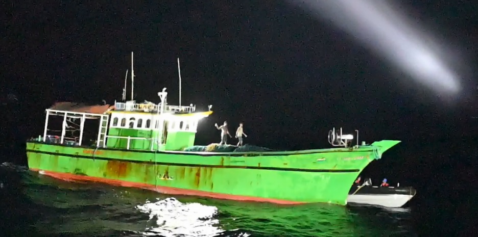 IN_WNC's tweet image. Responding swiftly to a distress call from Fishing Vessel Aashini on the night of 16/17 Jul, #INSImphal mission deployed in the Arabian Sea provided critical assistance - repairing the FV's damaged engine and hull.
@SpokespersonMoD
@HQ_IDS_India
@indiannavy
@IndiannavyMedia