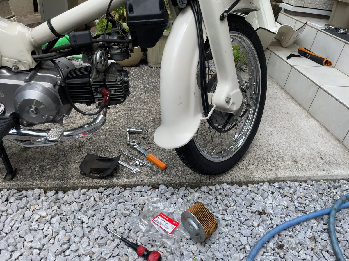 A2_Desu's tweet photo. レッグシールド外したついでに
エアクリーナー交換してみたけど
どれくらいの頻度で交換するべきなのかな？ https://t.co/4G9XBcvXJv