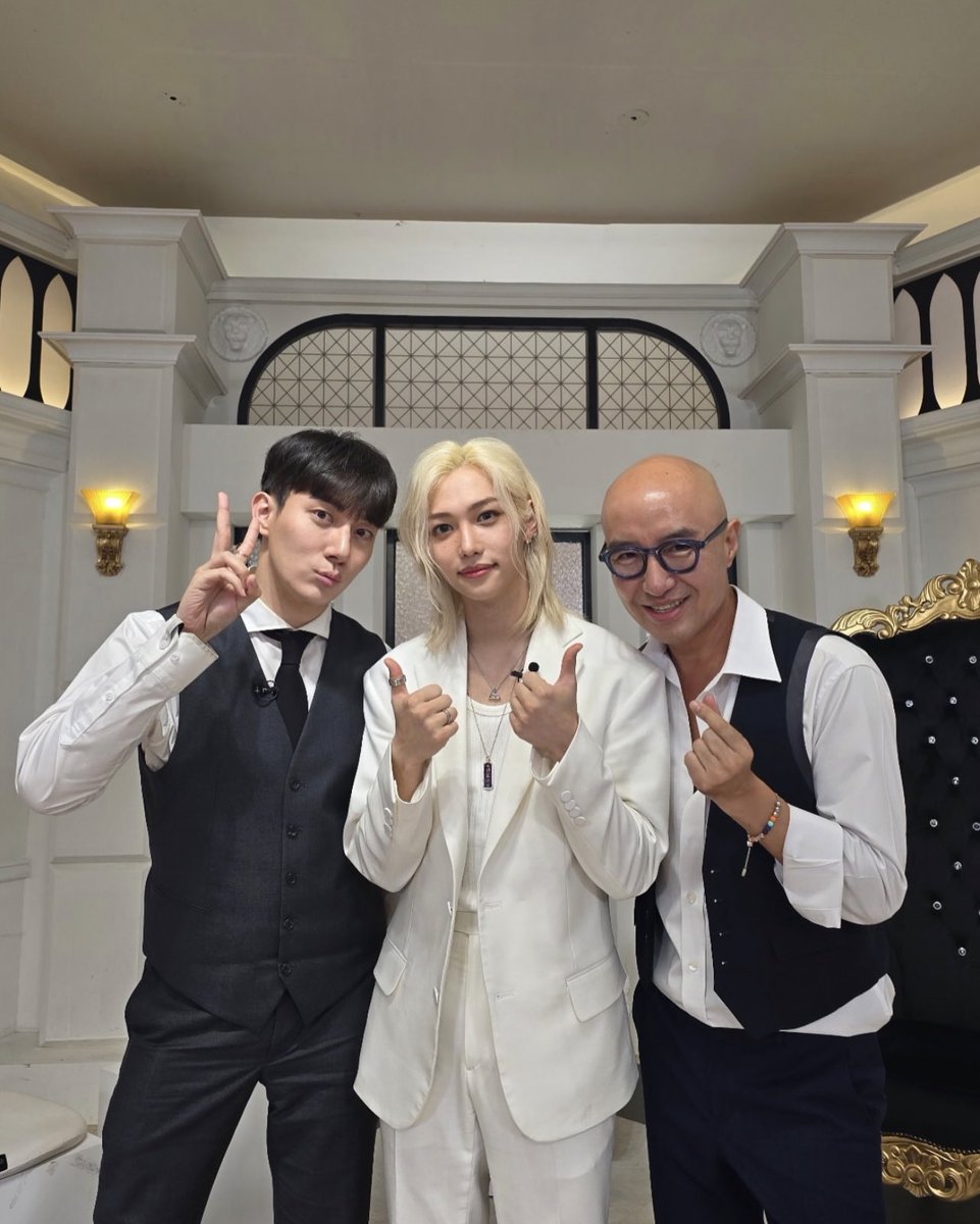 straykidupdate's tweet photo. 🐥 #Felix IG Story Update
@/yong.lixx 

Felix with the hosts of Hong Seonkcheon's Jewellery Box 🩵💎 

"#hongseokcheonsjewelbox #thankyou #angang"

Link to Story below 👇🏼 https://t.co/jISEURVCM7