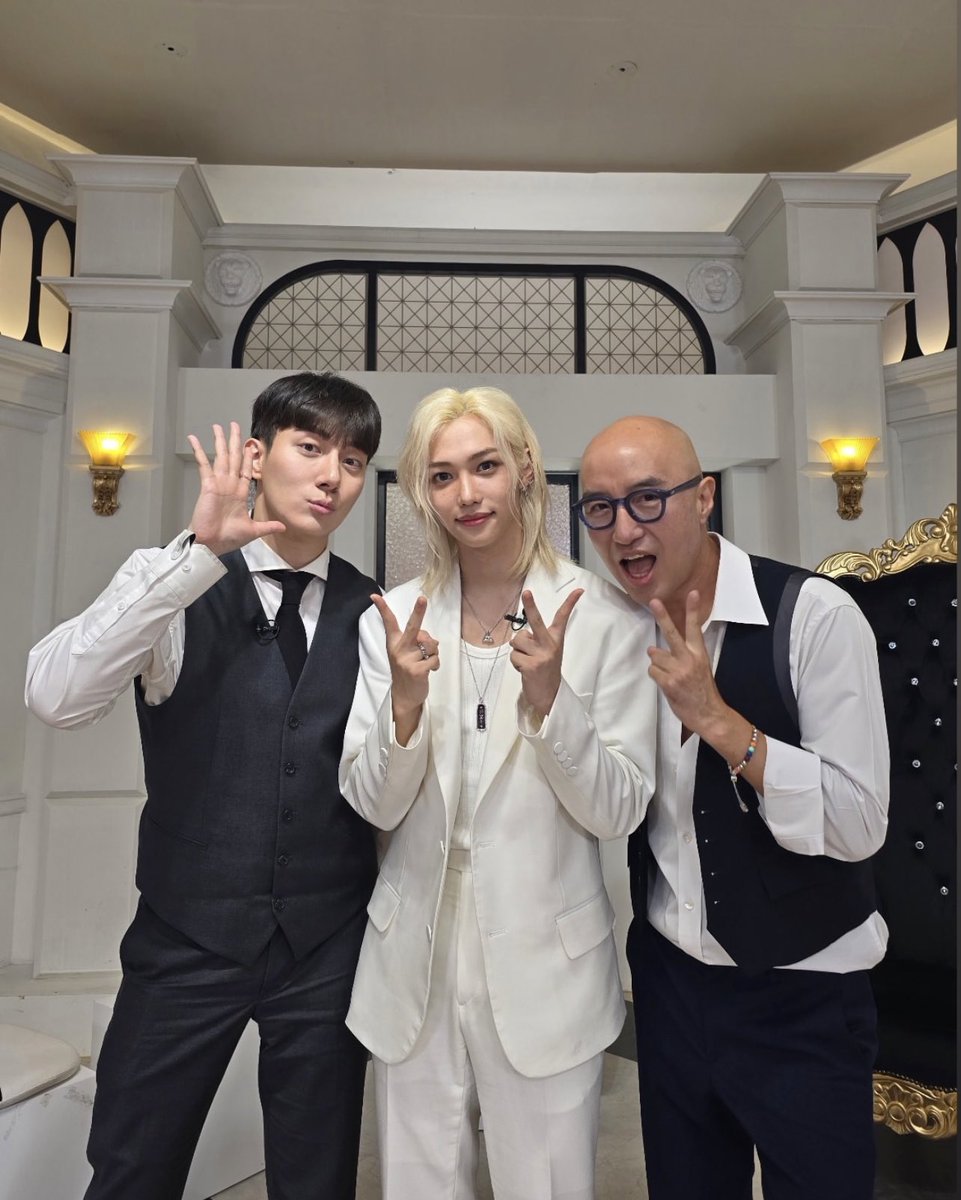 straykidupdate's tweet photo. 🐥 #Felix IG Story Update
@/yong.lixx 

Felix with the hosts of Hong Seonkcheon's Jewellery Box 🩵💎 

"#hongseokcheonsjewelbox #thankyou #angang"

Link to Story below 👇🏼 https://t.co/jISEURVCM7