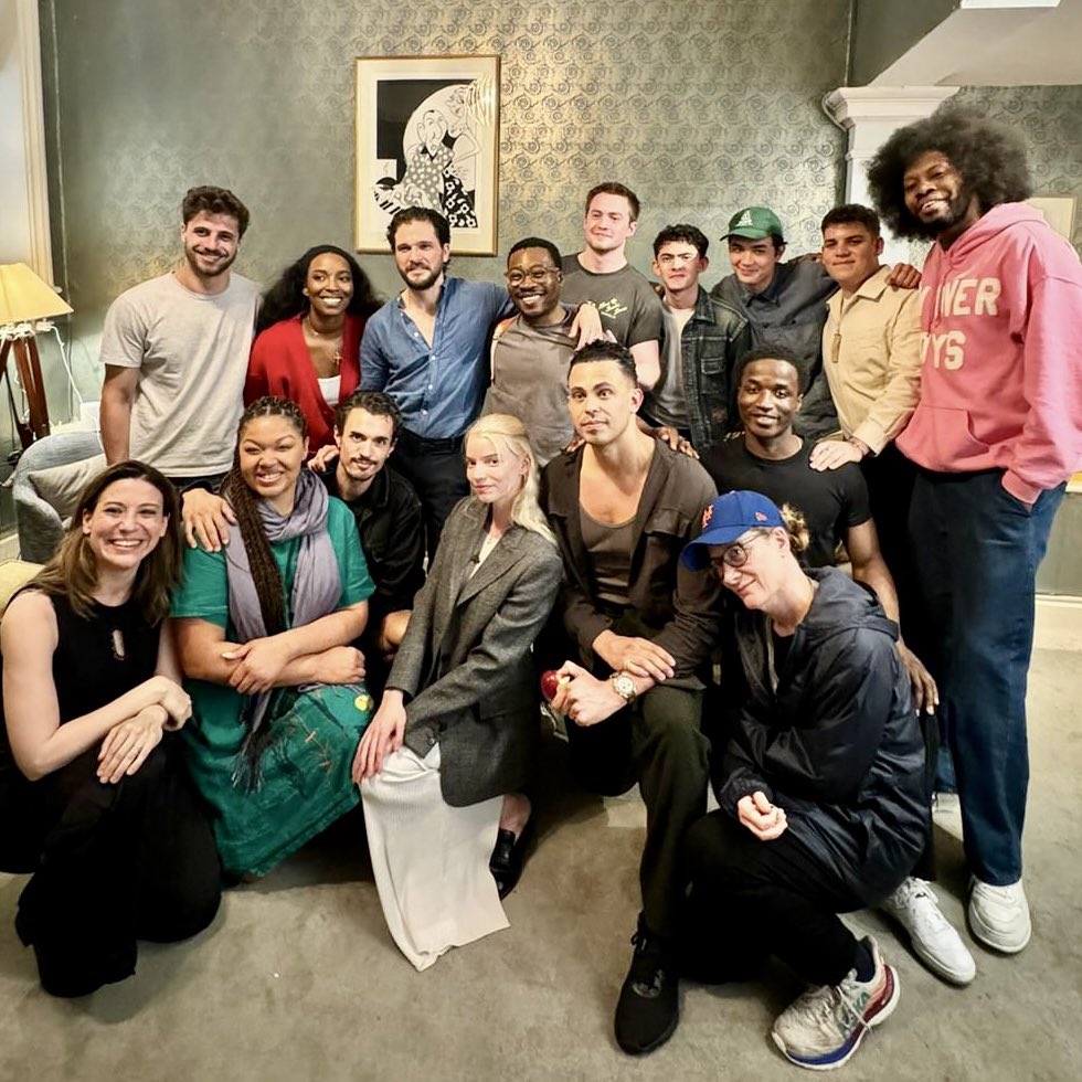 This photo’s a heartstopper! 

📸 @AnyaTaylorJoy, Kit Connor, Joe Locke, William Gao and <a href="/TobieDonovan_/">Tobie Donovan</a> with the cast of Slave Play. 😊🍈