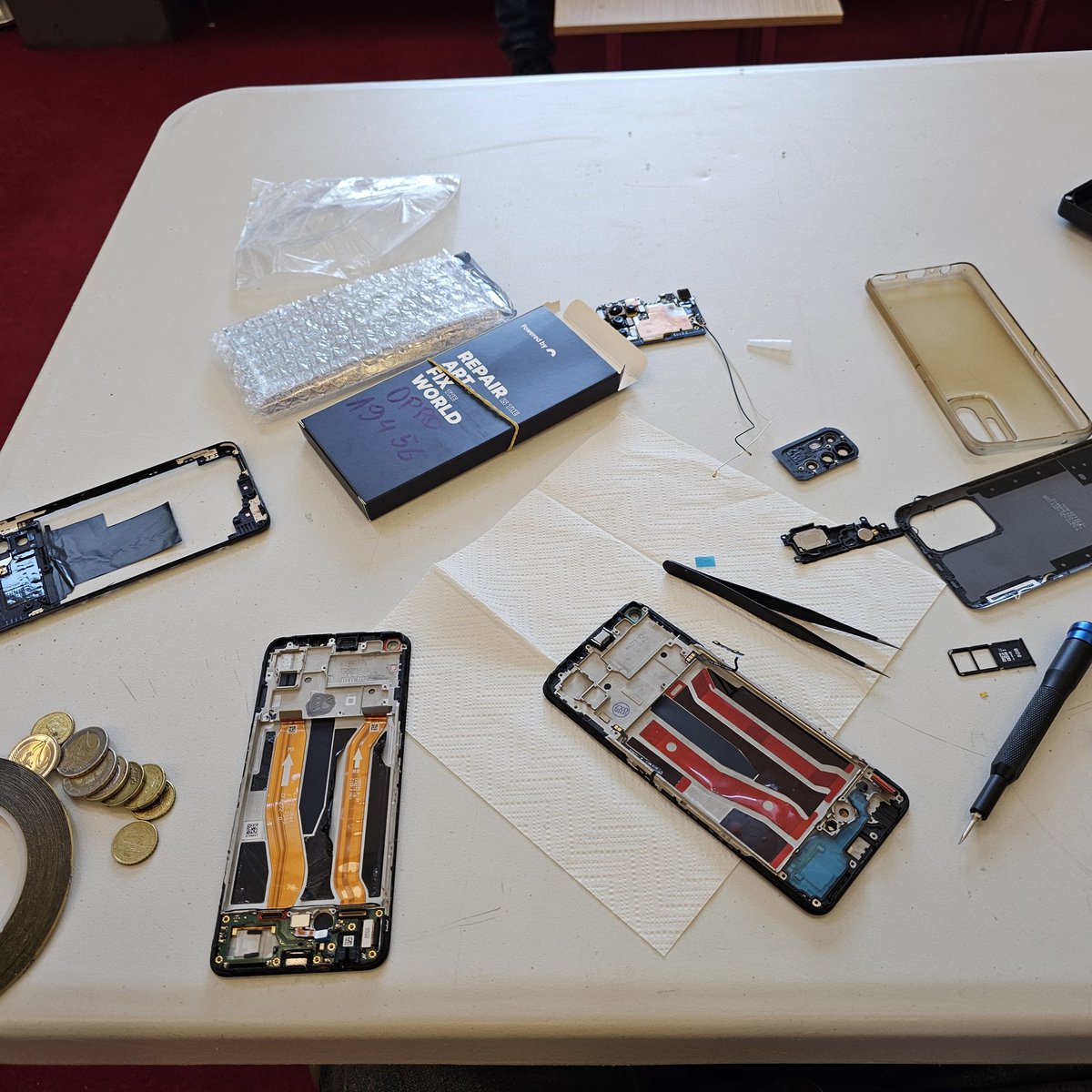 _Inforea's tweet photo. Le Repair Café de ce midi bat son plein 🥳 #GreenIT #iFixit #RepairCafe https://t.co/N7LApOYOyq