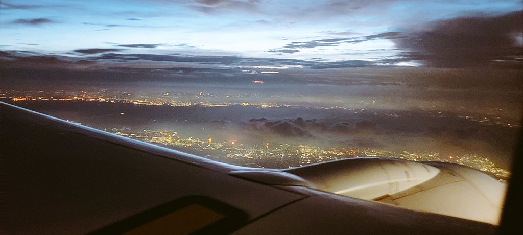 yuubaby's tweet photo. 出張は飛行機からの景色を見るのが楽しみ🌇🌃
めっちゃ綺麗で感動しました✨ https://t.co/dCvU0j2WC4
