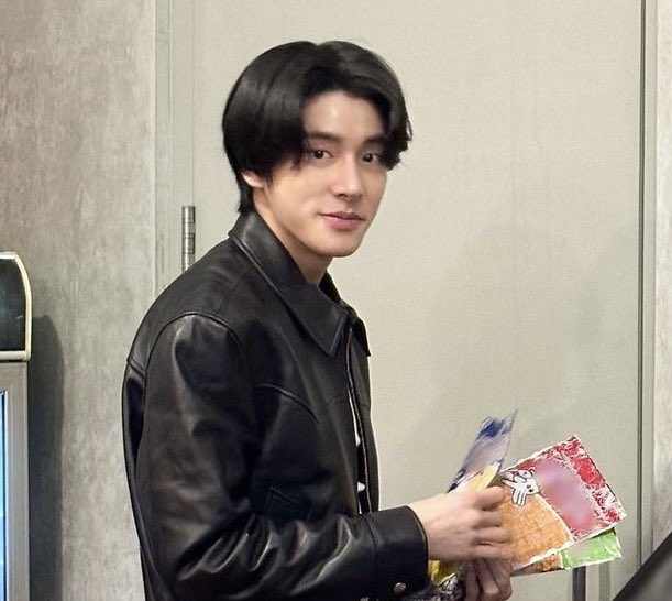 hivemeup's tweet photo. Jakeseung few tweet au

From How I see my Mima through my Dadda’s eyes.

I fall in love with my husband all over again. https://t.co/QfNaTq72tg