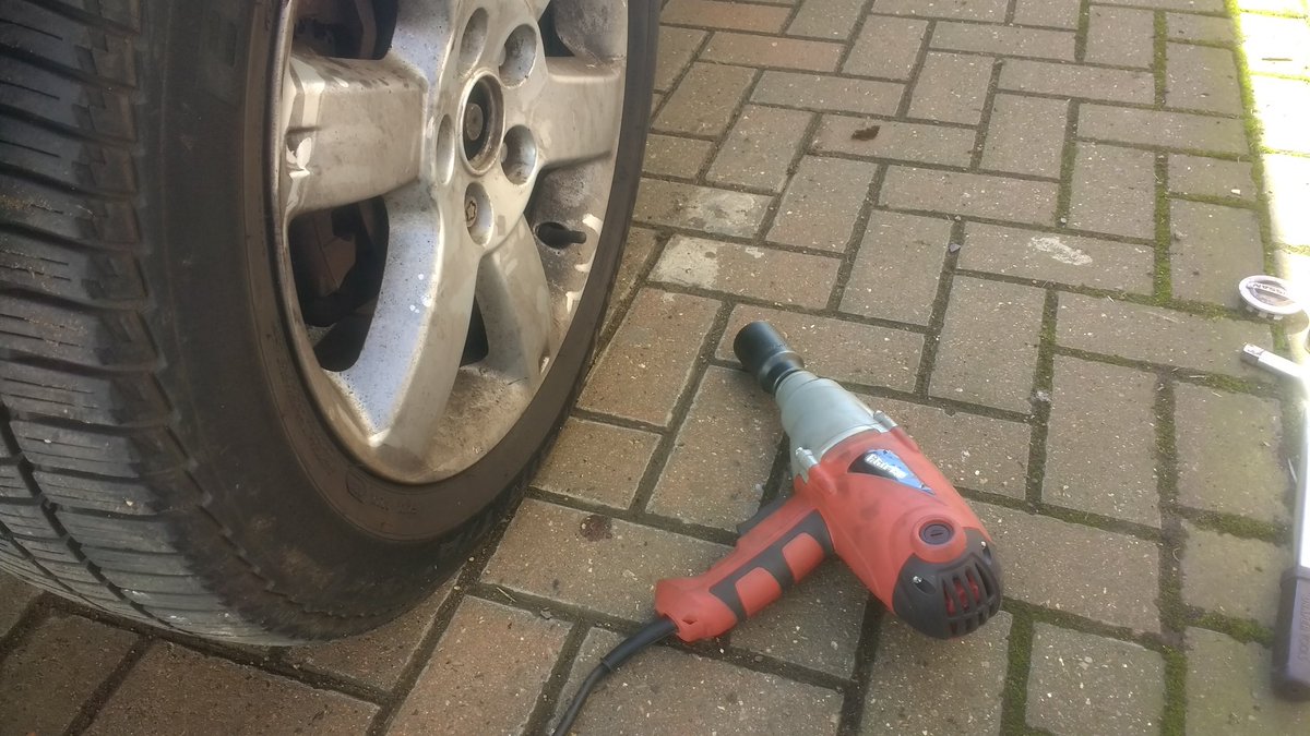 TK42138's tweet photo. Driveshaft boot replacement on the T30 Xtrail. Breaker bar was flexing too much trying to loosen the very tight hub nut so brought out the big power tools. The Clarke will loosen anything. #T30Xtrail #NISSAN #driveshaft #cvjoint https://t.co/q9rHEp1KlQ