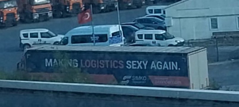 Hayır ne yapalım Ambarlı’da gümrük memuruna dik dik bakarak beyannameyi mi yalayalım? Ağır çekim boynumuzda ordino mu gezdirelim?