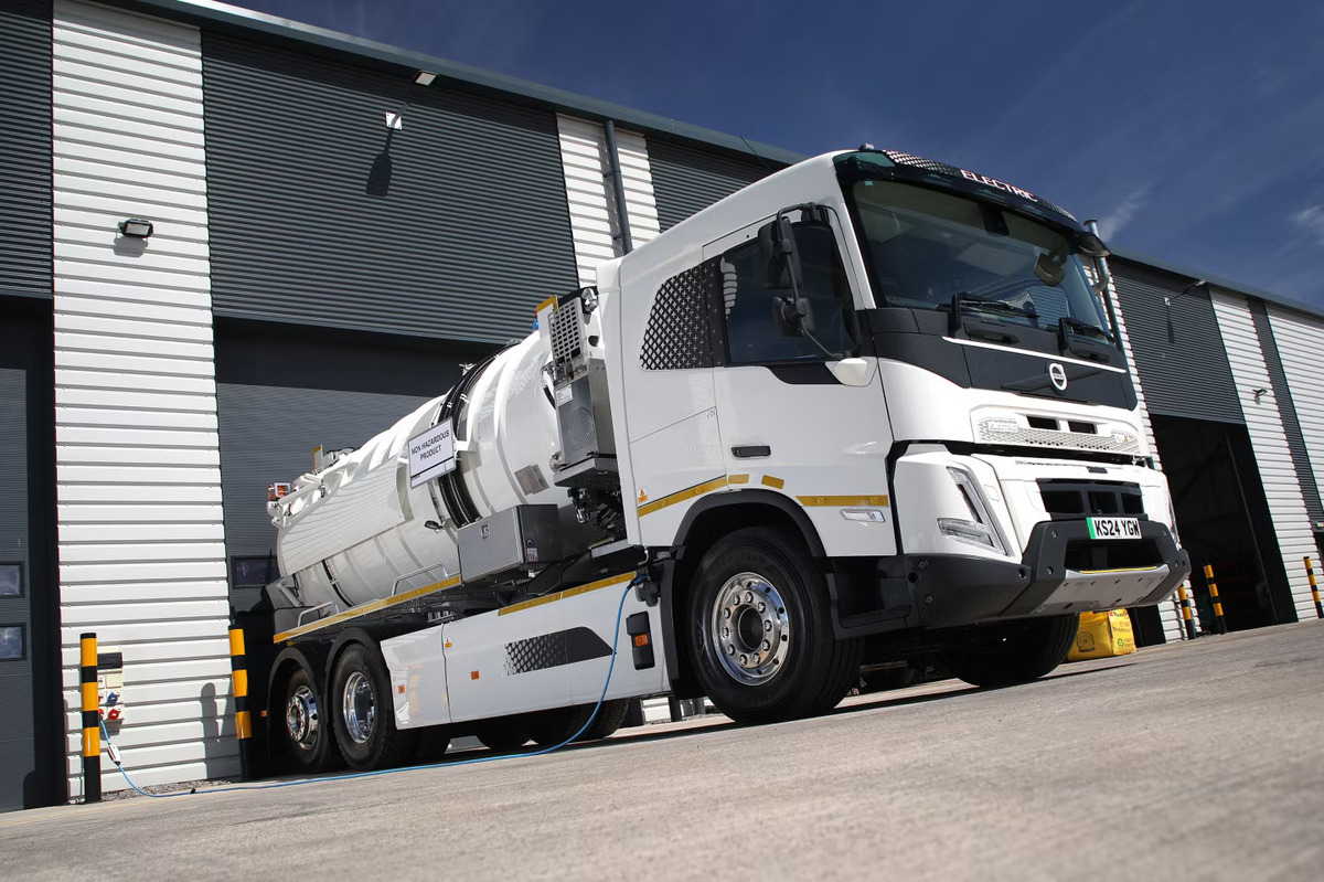 BulkandTipper's tweet photo. Dawsongroup emc, is investing heavily with more than 100 new Volvos joining its fleet this year, including seven electric trucks.
https://t.co/taeU5dczXy
@Dawsongroupemc @VolvoTrucksUK @WhaleTankers
#BulkandTipper #TransportNews #Dawsongroup #VolvoTrucks #VolvoFMX https://t.co/7s7XEnbFdO