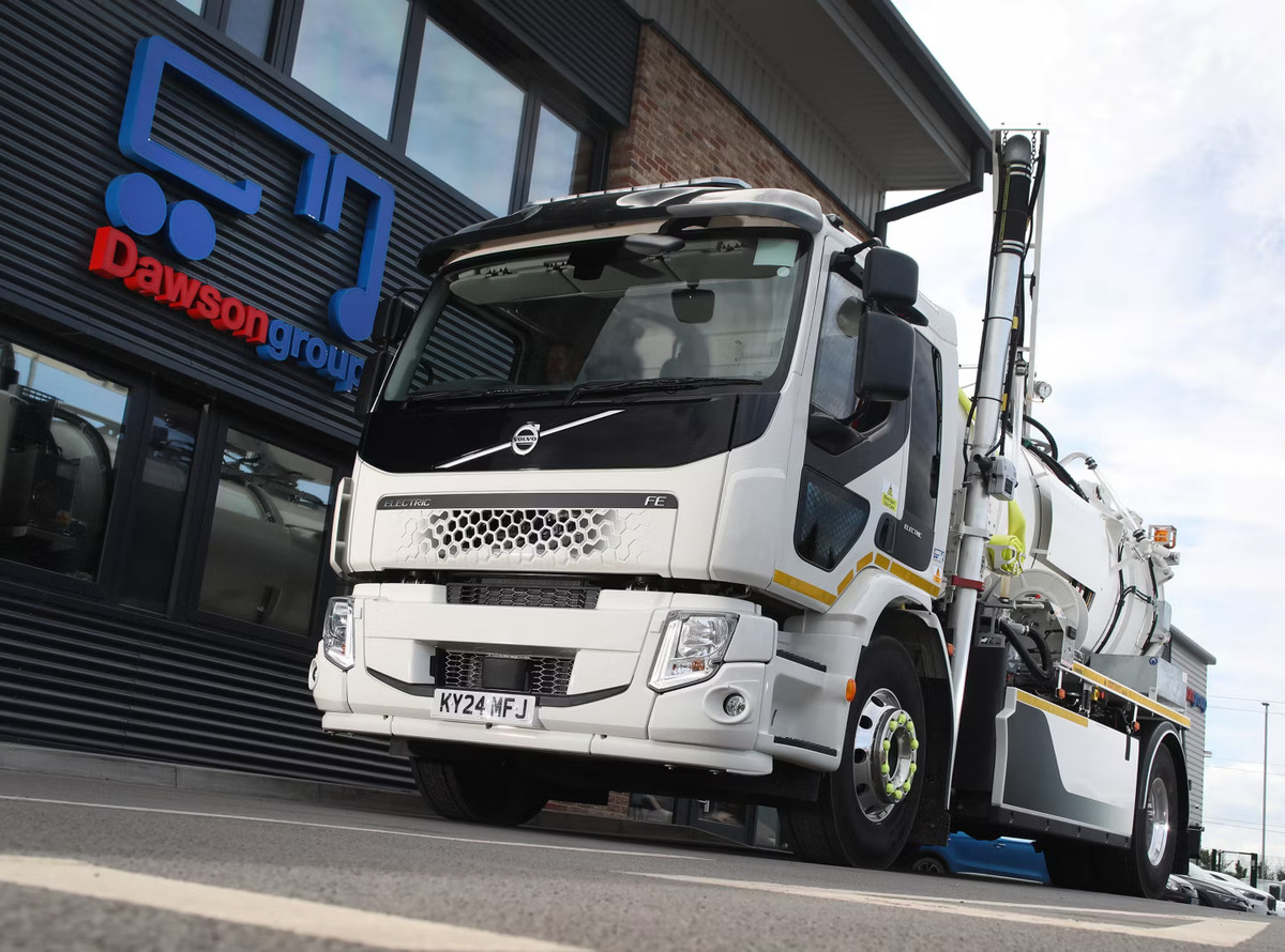 BulkandTipper's tweet photo. Dawsongroup emc, is investing heavily with more than 100 new Volvos joining its fleet this year, including seven electric trucks.
https://t.co/taeU5dczXy
@Dawsongroupemc @VolvoTrucksUK @WhaleTankers
#BulkandTipper #TransportNews #Dawsongroup #VolvoTrucks #VolvoFMX https://t.co/7s7XEnbFdO
