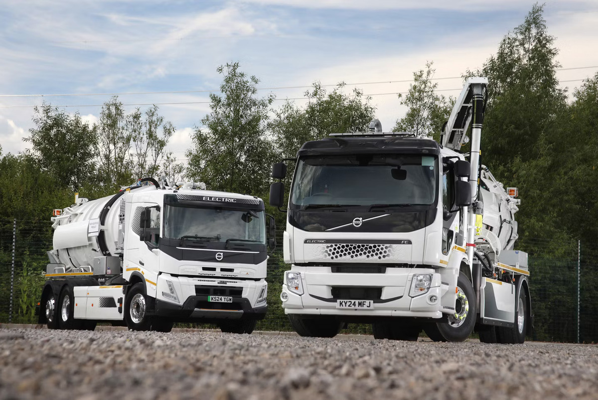 BulkandTipper's tweet photo. Dawsongroup emc, is investing heavily with more than 100 new Volvos joining its fleet this year, including seven electric trucks.
https://t.co/taeU5dczXy
@Dawsongroupemc @VolvoTrucksUK @WhaleTankers
#BulkandTipper #TransportNews #Dawsongroup #VolvoTrucks #VolvoFMX https://t.co/7s7XEnbFdO