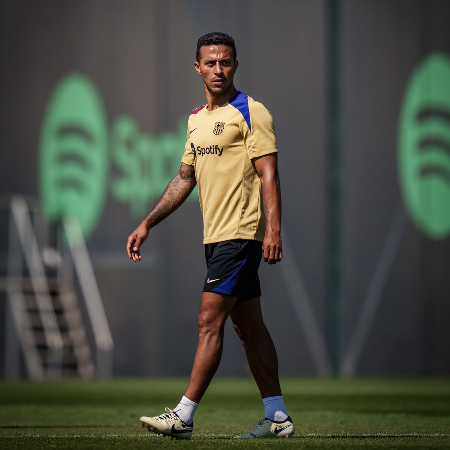 #ÚltimaHora ‼️  ¡Thiago, al Barça!

El exfutbolista, retirado este mismo año del fútbol profesional, se incorpora al cuerpo técnico de Hansi Flick para la gira por Estados Unidos de este verano.

📸 <a href="/FCBarcelona_es/">FC Barcelona</a>