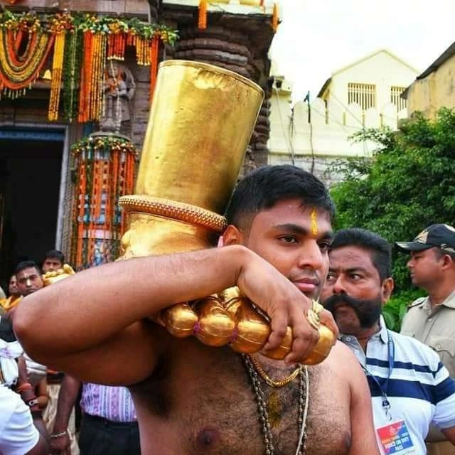 Rajesh_MediaMan's tweet photo. କିଏ କହିଲା ମୋ ଠାକୁର ଖଣ୍ଡିଆ ବୋଲି ???
କିଏ କହିଲା ତାଙ୍କର ହାତଗୋଡ଼ ନାହିଁ ???
ଦେଖ, ଜଗାର ହାତଗୋଡ଼, ସେ ମୁଦି ବି ପିନ୍ଧିଛି... https://t.co/pGj1rwZUik