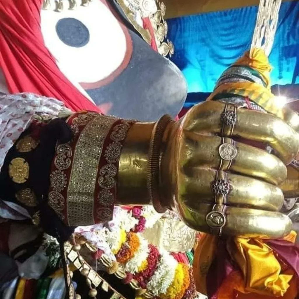Rajesh_MediaMan's tweet photo. କିଏ କହିଲା ମୋ ଠାକୁର ଖଣ୍ଡିଆ ବୋଲି ???
କିଏ କହିଲା ତାଙ୍କର ହାତଗୋଡ଼ ନାହିଁ ???
ଦେଖ, ଜଗାର ହାତଗୋଡ଼, ସେ ମୁଦି ବି ପିନ୍ଧିଛି... https://t.co/pGj1rwZUik
