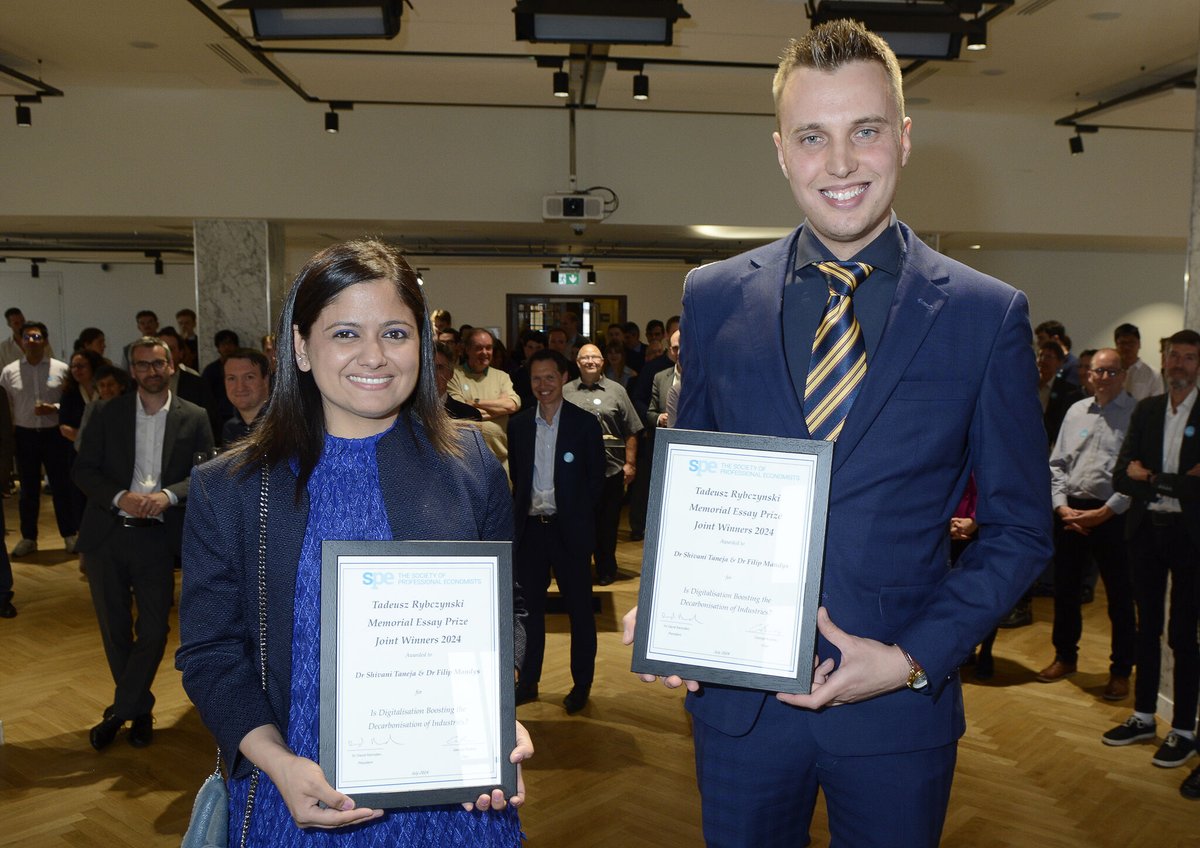 Congrats to Filip Mandys <a href="/BennettInst/">Bennett Institute for Public Policy</a> &amp; Shivani Taneja <a href="/UniKent/">University of Kent</a> for winning the <a href="/econ_SPE/">Society of Professional Economists</a> economics prize.
Their essay explores how European businesses can boost efficiency &amp; productivity through digital transformation while reducing their carbon footprint
bennettinstitute.cam.ac.uk/blog/bennett-i…