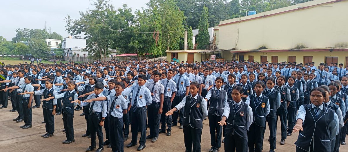Ashokku41913342's tweet photo. #ENDNTD Students of St Viveka English Medium School Chaibasa taking oath to eliminate lymphatic filariasis. https://t.co/HPnkerrrza