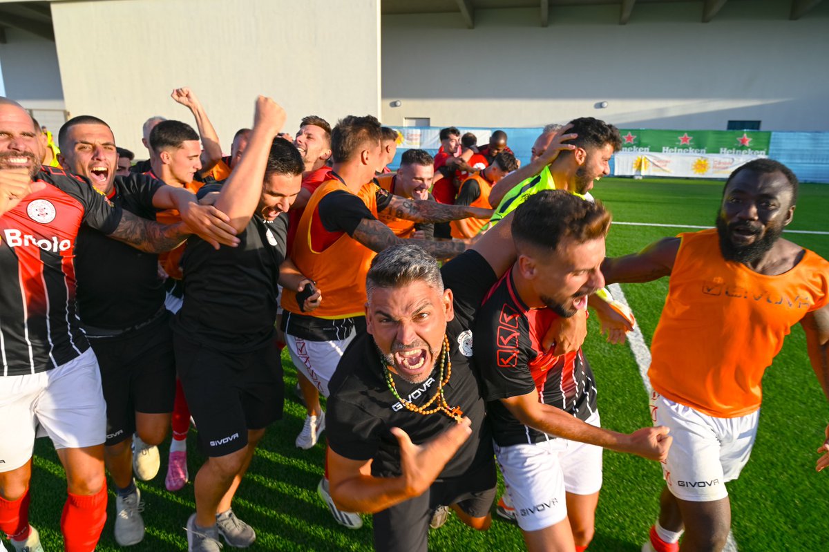 🇬🇮 Lincoln Red Imps* 0-1 (5-4p.) Ħamrun Spartans 🇲🇹

Sublime ejercicio de resistencia de los Imps, que se toparon con una expulsión en el 5' y encajaron cerca del final. Tras jugar casi dos horas con uno menos, triunfaron en la tanda y volverán a jugar con el Qarabağ. Increíble.