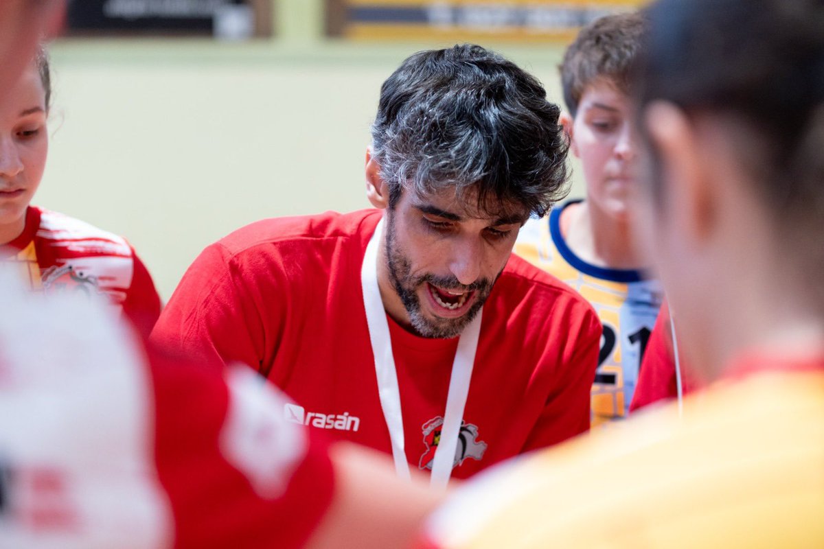 CBalonmanoPF's tweet photo. ✅ 𝐎𝐅𝐈𝐂𝐈𝐀𝐋 | Roberto García Bartolomé, nuevo entrenador del Palencia Turismo.

ℹ Procedente del Aula Cultural, cuenta con años de experiencia en la cantera del club vallisoletano y como seleccionador en la FCYLBM.

🟢🟠 ¡Bienvenido, Roberto García! https://t.co/9CIuYKigVE