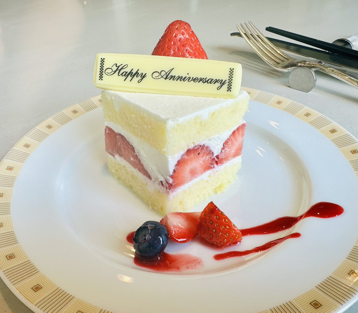 TKTK_IRIAM's tweet photo. あっという間に丸一年！
今日は仕事から逃げて🤔ご飯！
素敵なサプライズケーキ🍰🥳🍰 https://t.co/kt2F25k71e
