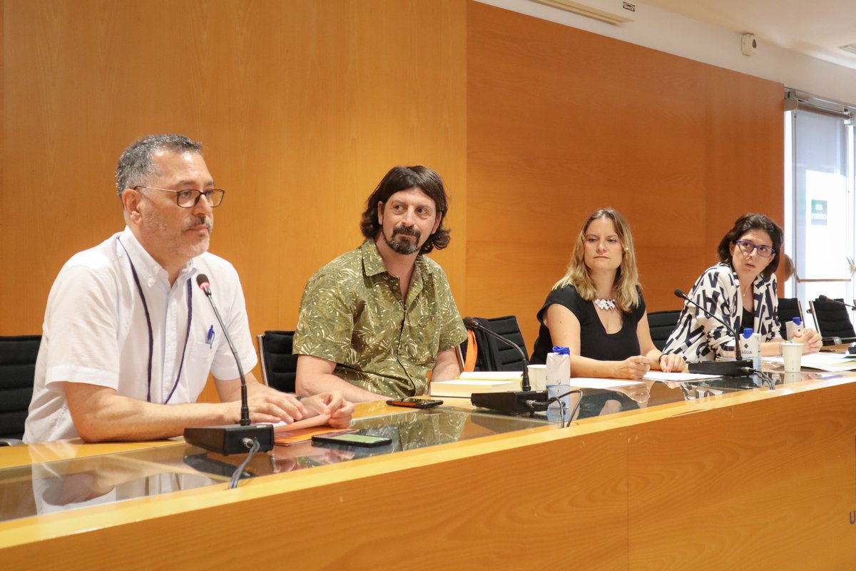 AnyEstelles's tweet photo. Pau Sanchis i @AngelsGregori, han parlat de la selvatgia i de la sensualitat dels versos de Salvat-Papasseit i Estellés a casa de l’@IRLlull. Un debat a dues veus, moderat per Maria Àngels Francés.

#38JIPC https://t.co/Ysn78etXYV