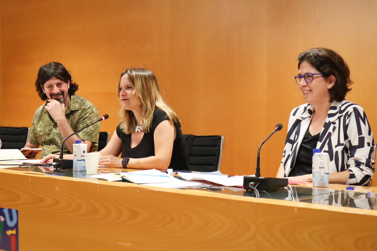 AnyEstelles's tweet photo. Pau Sanchis i @AngelsGregori, han parlat de la selvatgia i de la sensualitat dels versos de Salvat-Papasseit i Estellés a casa de l’@IRLlull. Un debat a dues veus, moderat per Maria Àngels Francés.

#38JIPC https://t.co/Ysn78etXYV