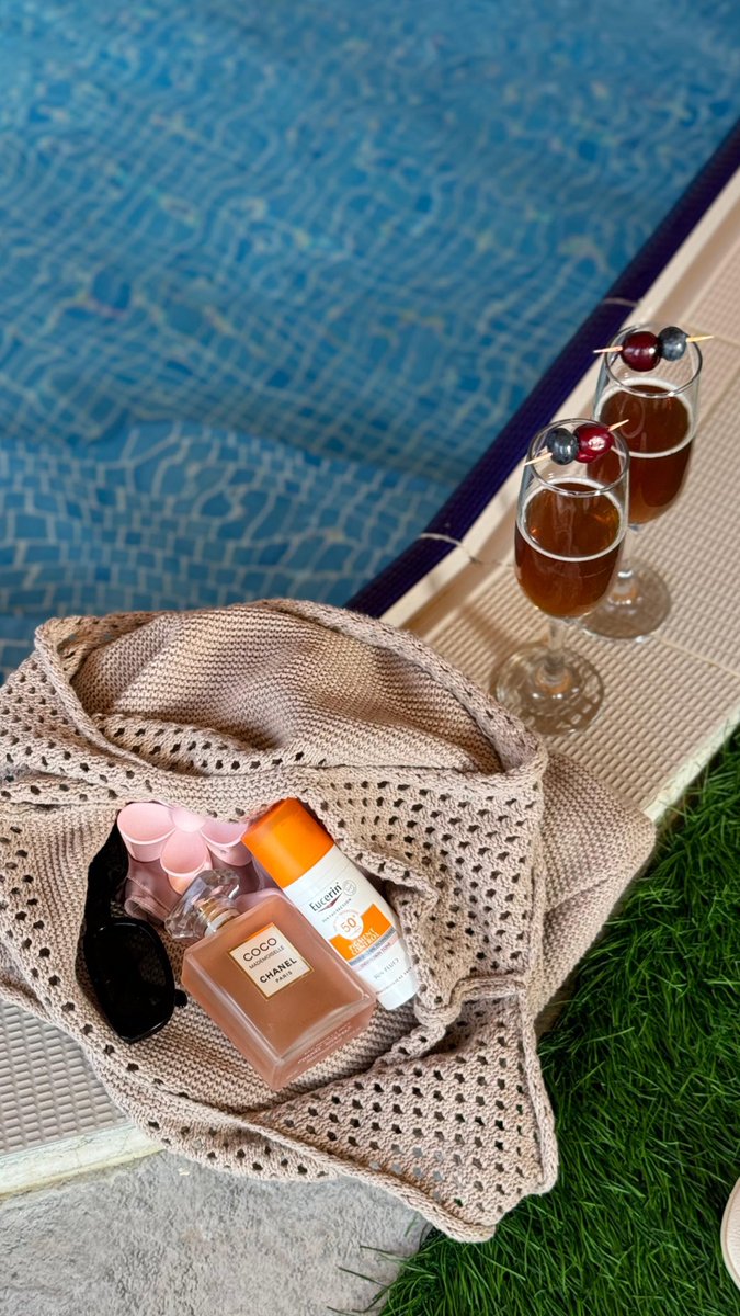 h_3bk's tweet photo. 🥂🏊‍♀️🫧👒 https://t.co/lht1lLPYEr