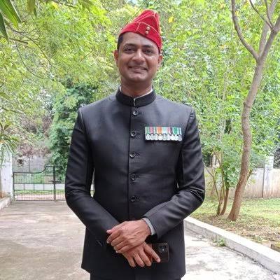 cockroachoffial's tweet photo. @MukeshMohannn ये अमोल आवठे है। आप सेना में कर्नल के पद पर थे। फिर आप रिटायर हुए और आप UPSC-21 में 678वी रैंक के साथ IAS बने

लोग आप पर फर्जी PwBD-5 सर्टिफिकेट बनाकर जीवन के 42वे साल में IAS बनने का झूठा आरोप लगा रहे हैं। मुझ से ये सहन नहीं हो रहा है। आप इन्हें जवाब दीजिए न, सर। https://t.co/dbkeNbWvJ5