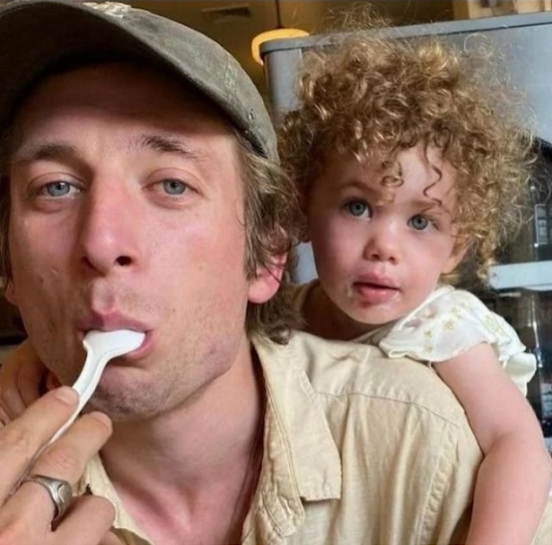 nighttimerain1's tweet image. Jeremy Allen White and his daughter, Ezer 🙂