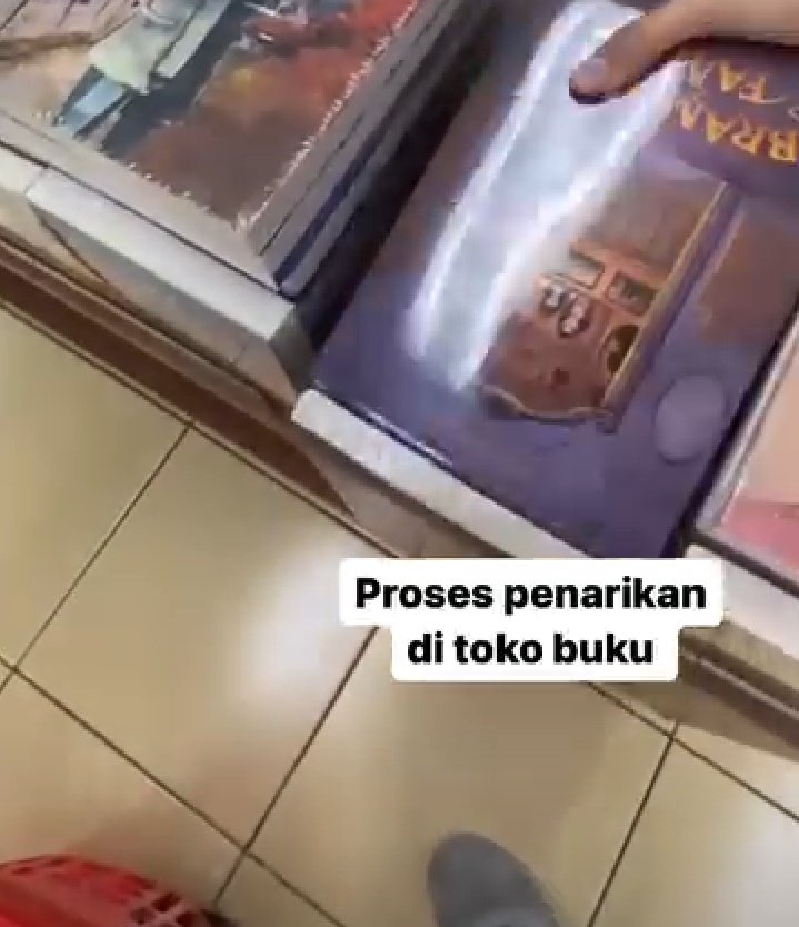 sillytinytoes's tweet photo. harus beneran ditarik ya mas ari dan tim tekad. semua bukunya harus beneran ditarik dari peredaran🙏 jangan sampe nih tiba-tiba diedarkan lagi atau gak semua bukunya ditarik dari toko buku. 
#StopPlagiat #JusticeForNova
#StopPlagiat #JusticeForNova https://t.co/uSOfDF2uSc