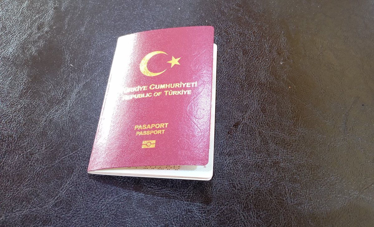 Pasaport işlemlerinde Türkiye şu anda dünyanın en hızlısı.

Ankara'ya en uzak köye dahi pasaportun ulaşması maksimum 4 gün. PTT'ye bağlı olarak bu süre kısalabiliyor.
Başvurunun ertesi günü teslim oranı da oldukça yüksek. 
İşleyişini ve teknolojisini sürekli yenileyen Nüfus,