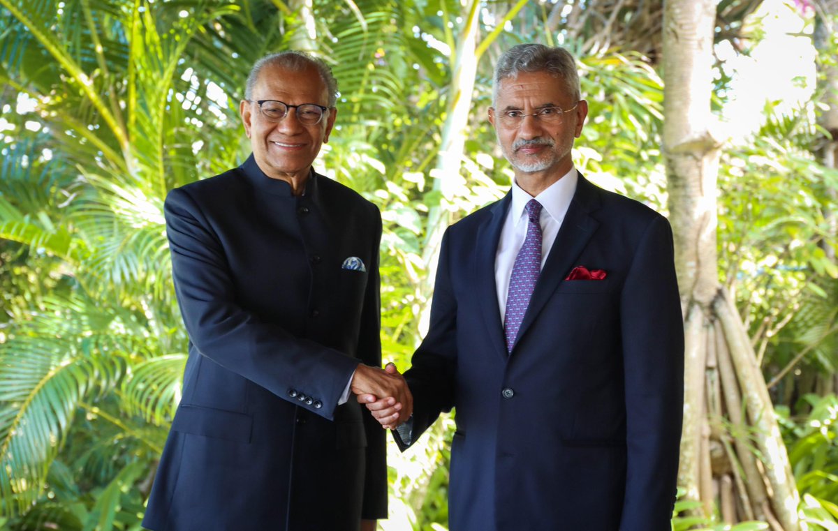 Dr. S. Jaishankar (@drsjaishankar) on Twitter photo A pleasure to meet with former Prime Minister <a href="/Ramgoolam_Dr/">Dr Navin Ramgoolam official</a> this morning.
Discussed our longstanding bilateral partnership and the broad-based desire for its further growth.
Appreciate his expression of support for 🇮🇳 🇲🇺 ties. A pleasure to meet with former Prime Minister <a href="/Ramgoolam_Dr/">Dr Navin Ramgoolam official</a> this morning.
Discussed our longstanding bilateral partnership and the broad-based desire for its further growth.
Appreciate his expression of support for 🇮🇳 🇲🇺 ties.